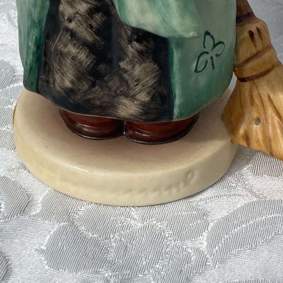 4.75" Hummel Figurine "Little Sweeper" Goebel W Germany 1984 Excellent Condition - Picture 8 of 9